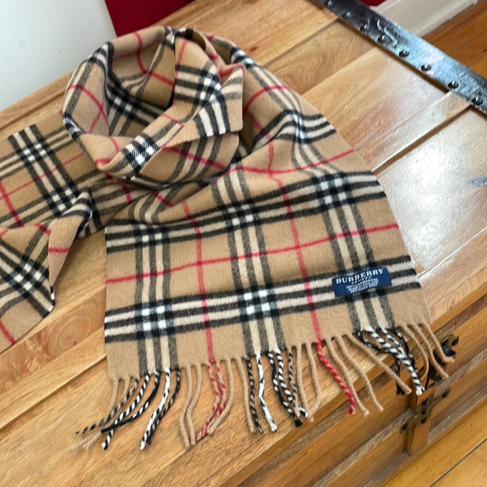 💯% Authentic Burberry 100% Lambswool Classic Nova Check Scarf.